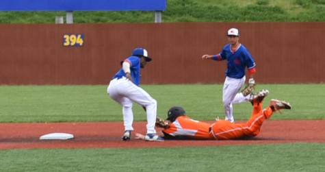 KCKCC shortstop Albert Woodard puts the tag on Neosho’s Nate Crossman after Crossman was picked off first by pitcher Dustin Eby in the Blue Devils’ 8-1 opening game loss. Second baseman Easton Fortuna, who was 6-for-6 including four hits in an 11-1 nightcap win, backs up the play. (KCKCC photo by Alan Hoskins) 