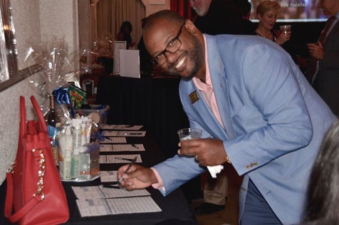 Eric McTye, UWWC board member and Edward Jones, places a bid in the silent auction at UWWC’s annual campaign celebration. (Photo from United Way of Wyandotte County)