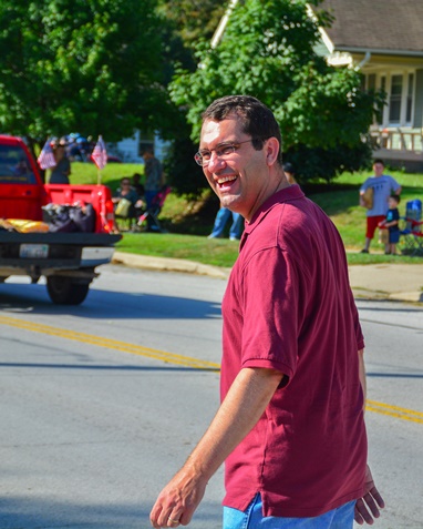 Kansas Attorney General Derek Schmidt joked with spectators at the Tiblow Days Parade in Bonner Springs, Kan., on Aug. 27. (Photo by Brian Turell)