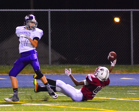 In the third quarter, Washington wide receiver Keyshawn King (4) made a one-handed reception on a tipped ball as he fell to the ground at the 5 yard line.  The long pass play set up a Washington touchdown. (Photo by Brian Turrel) 