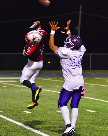  Dre'Vontae Tiller went up to make a catch over a leaping Washington defender in the fourth quarter. (Photo by Brian Turrel)