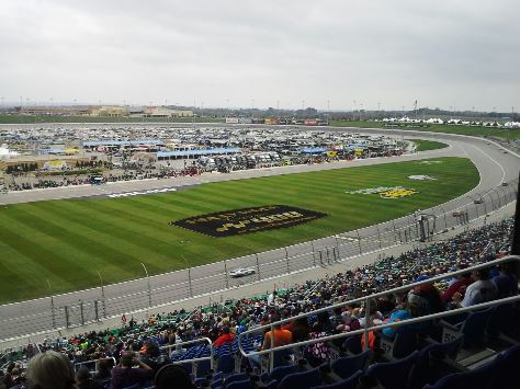 Racing now in the Kansas Lottery 300 at Kansas Speedway