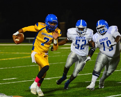 Schlagle junior quarterback Brayden Soza (7) kept the ball on a quarterback run in the first quarter of the game against Sumner on Oct. 7. (Photo by Brian Turrel)