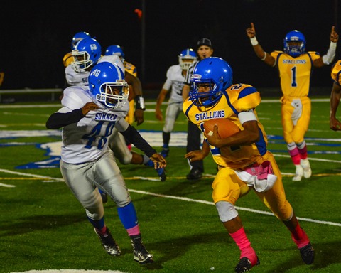 Neil Ruff eluded Sumner sophomore linebacker Malik Jenkins (48) during the second quarter.  Ruff scored a touchdown on the play. (Photo by Brian Turrel)