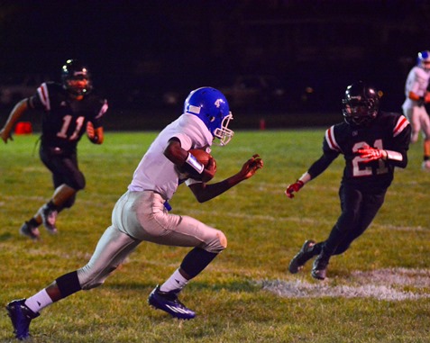 Sumner sophomore wide receiver Donell Bagley (4) tried to outflank Bishop Ward defensive back Jaden Hutchingson (21) on a pass play in the second quarter of the football game between the two teams on Sept. 30. (Photo by Brian Turrel)