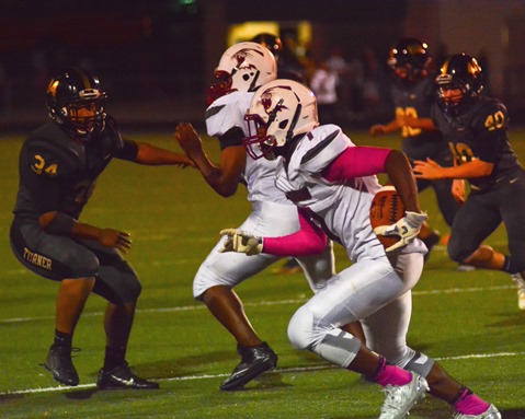 Washington junior wide receiver Larmon Witt III (7) fielded the kickoff to open the third quarter. (Photo by Brian Turrel)