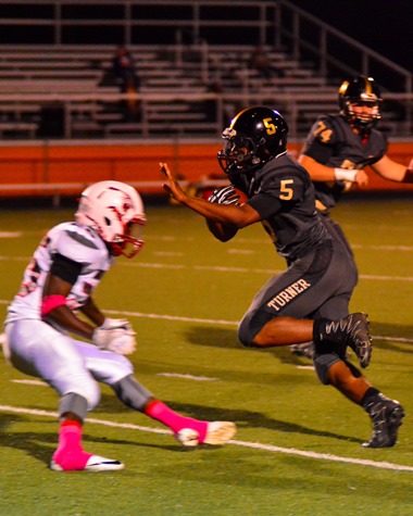 Turner freshman running back Jaylin Richardson (5) prepared to push past a Washington defender. (Photo by Brian Turrel)