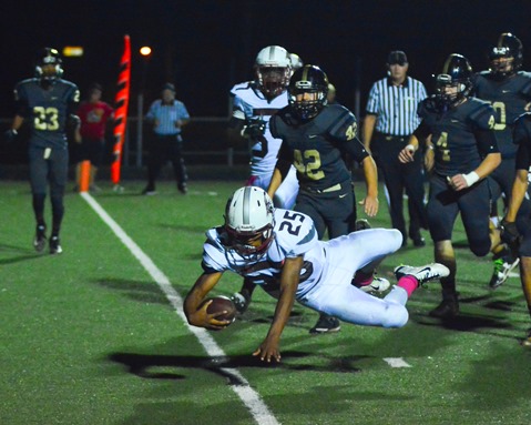 Washington senior running back London Williams (25) reached across the goal line for a touchdown in the second quarter. (Photo by Brian Turrel)