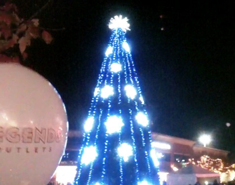 A balloon release was held with tonight's holiday tree lighting ceremony at the Legends Outlets in Kansas City, Kan. (Photo by Christine Rupert)